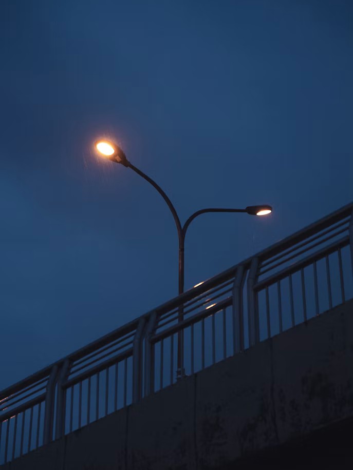 黃昏的道路照明