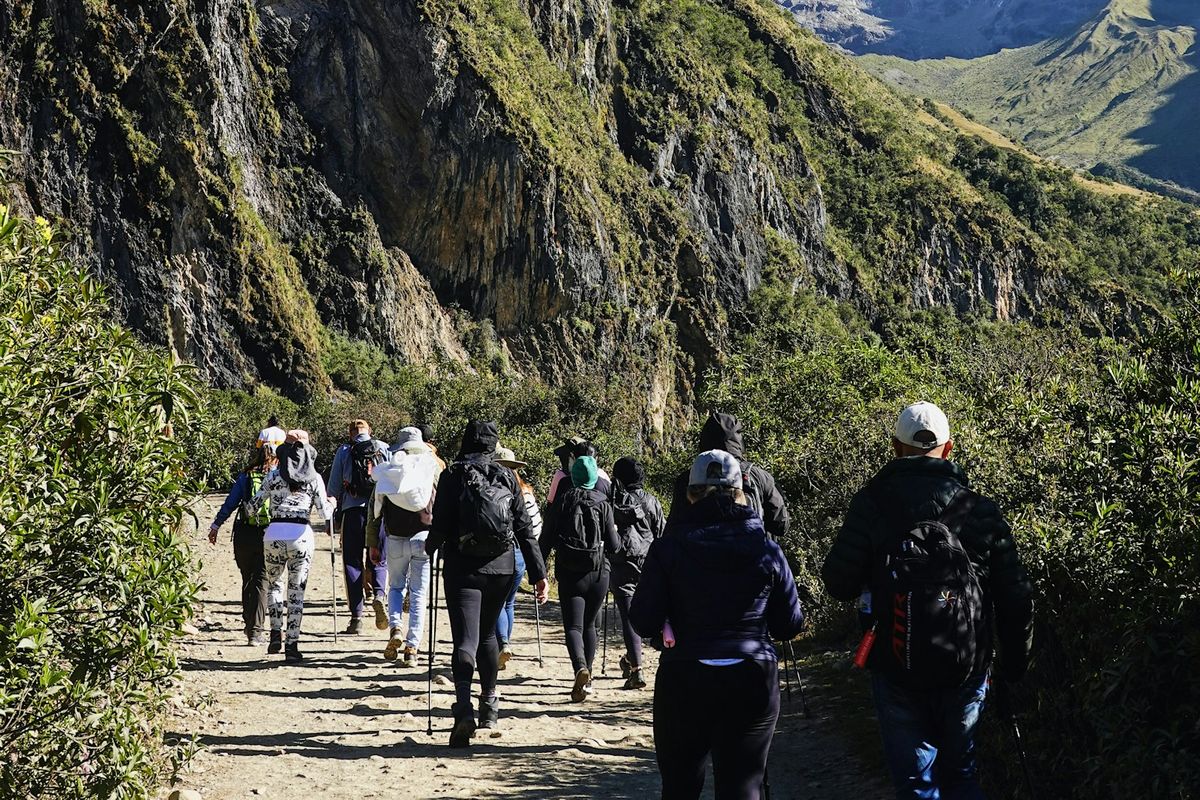 一隊登山客走在山脊步道上